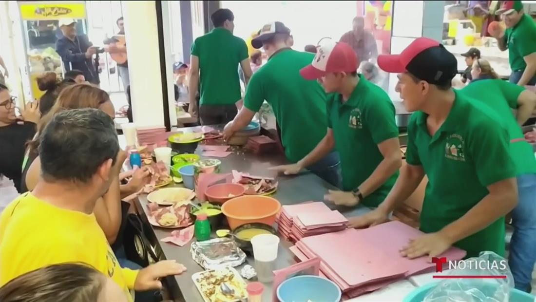 Taquería Roquera causa sensación al vender sus tacos a ritmo de rock Taquería Roquera causa sensación al vender sus tacos a ritmo de rock