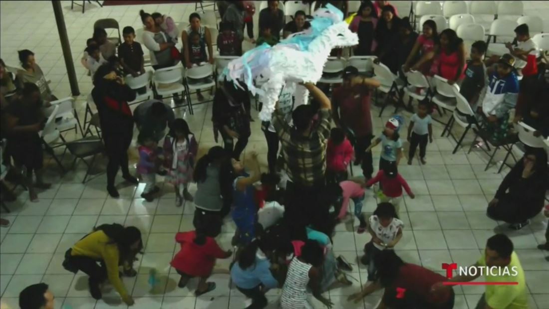 Migrantes celebran la temporada navideña en una posada en la frontera de EE. UU. y México Migrantes celebran la temporada navideña en una posada en la frontera de EE. UU. y México