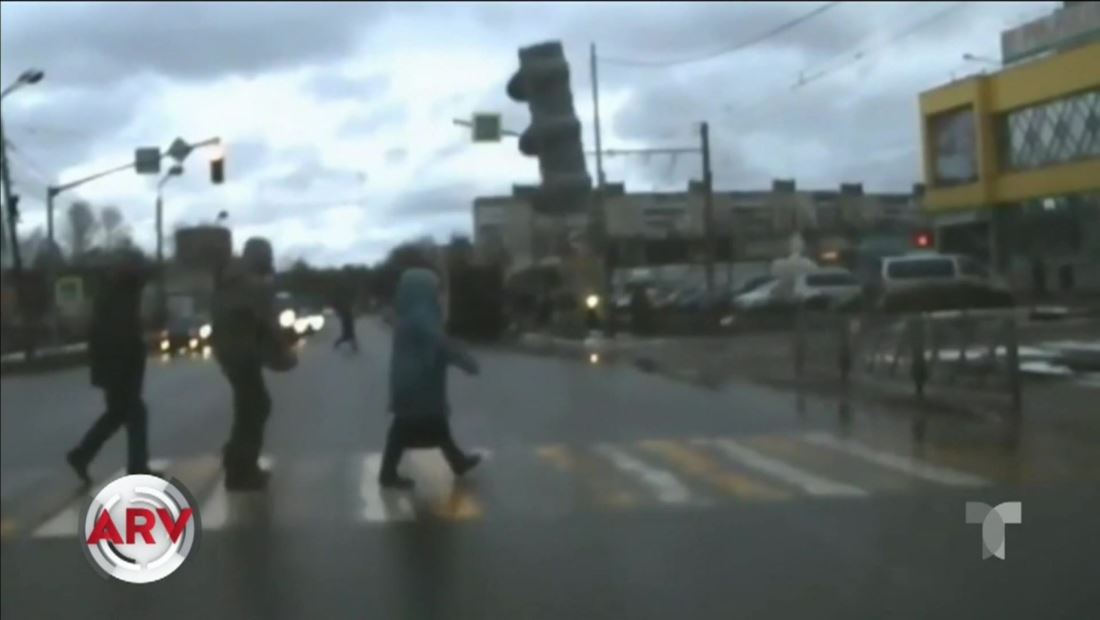 Un semáforo cayó inesperadamente al suelo en Rusia y lo captan en video Un semáforo cayó inesperadamente al suelo en Rusia y lo captan en video
