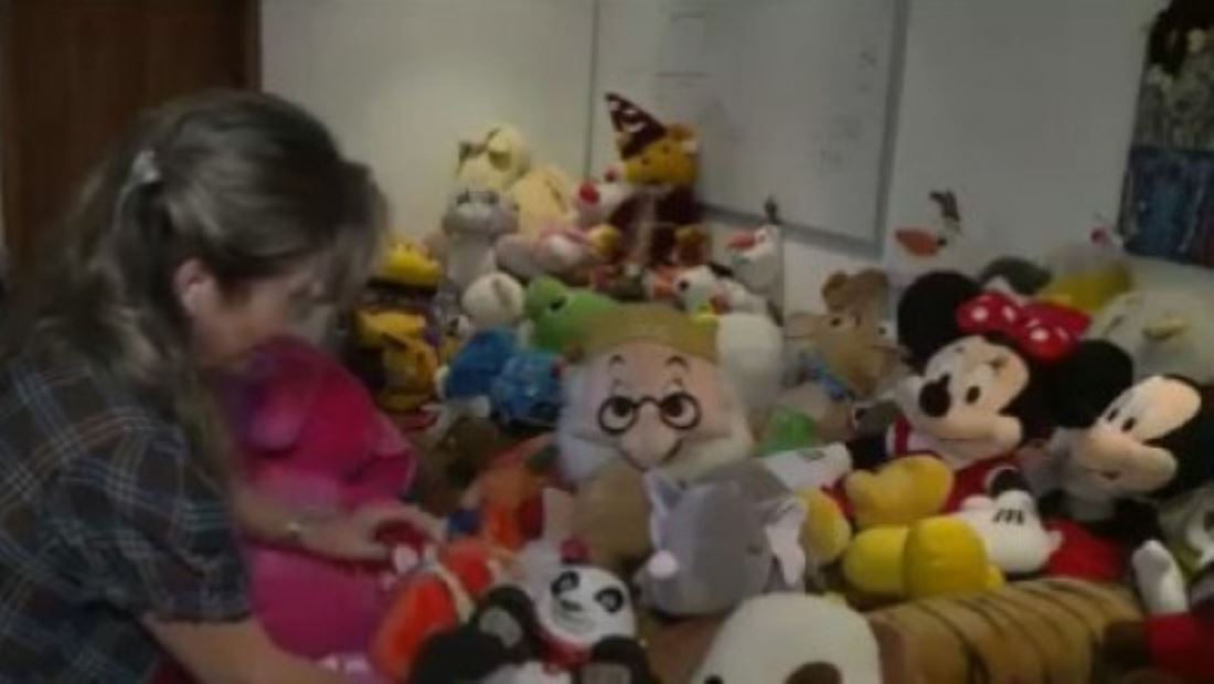 Peluches remendados llevan alegría a niños de bajos recursos en Venezuela Peluches remendados llevan alegría a niños de bajos recursos en Venezuela