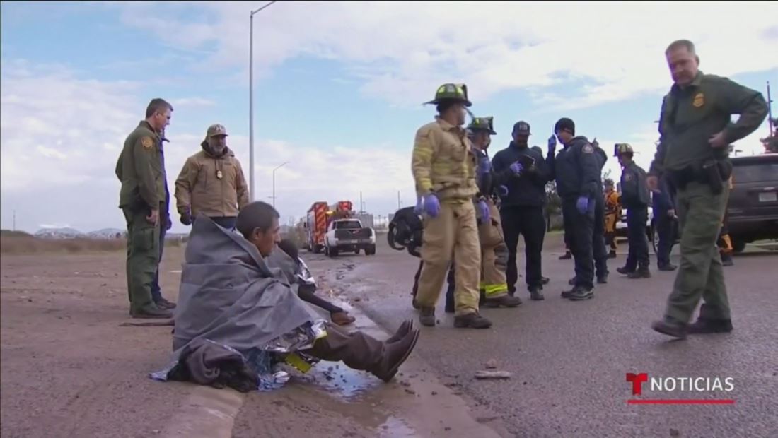Rescatan a 5 inmigrantes mexicanos que intentaron cruzar la frontera por un drenaje Rescatan a 5 inmigrantes mexicanos que intentaron cruzar la frontera por un drenaje