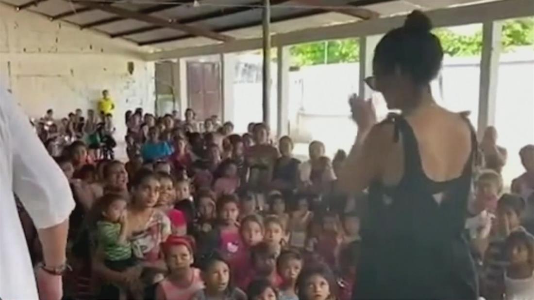 Hija de Ricardo Arjona repartió juguetes a niños humildes de Guatemala Hija de Ricardo Arjona repartió juguetes a niños humildes de Guatemala