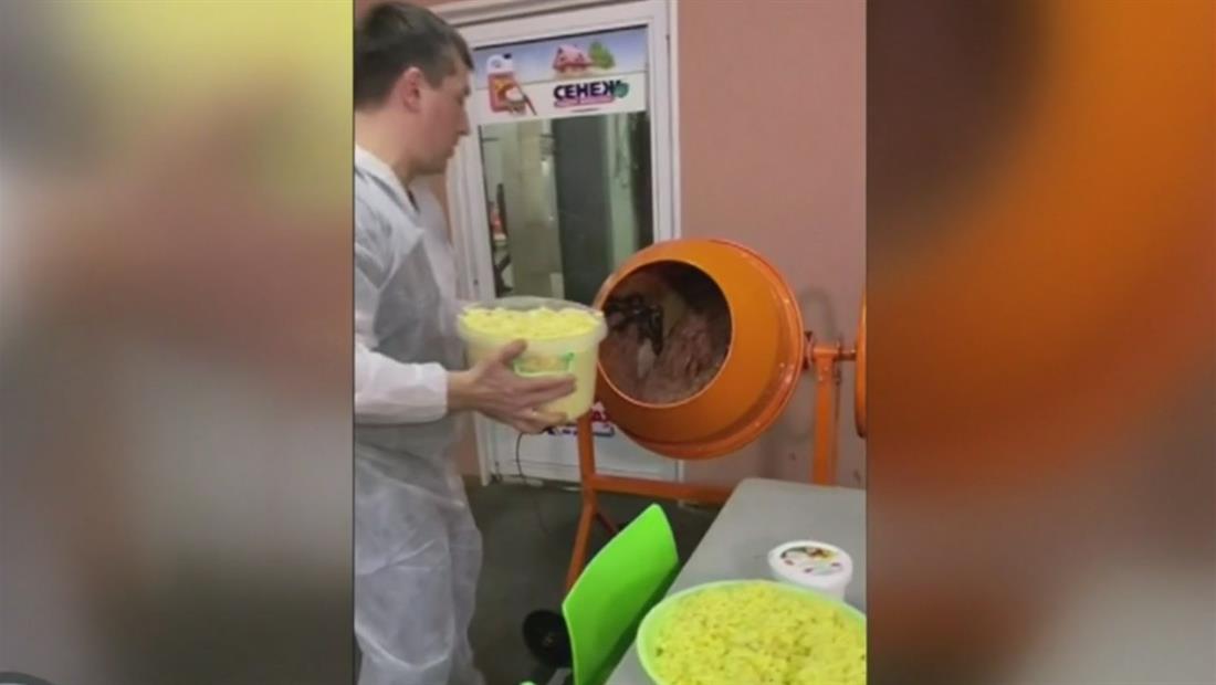 Preparan una ensalada navideña en una mezcladora de cemento Preparan una ensalada navideña en una mezcladora de cemento