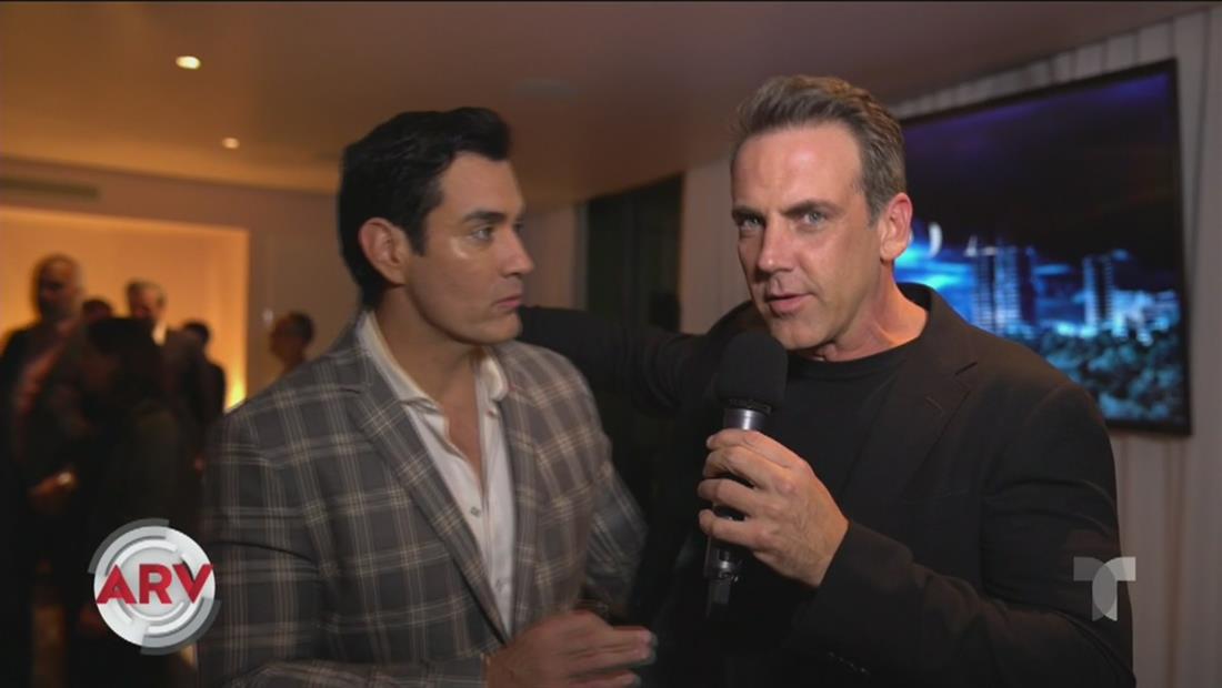 Carlos Ponce y Karina Banda agarraditos de la mano en estreno de La Doña Carlos Ponce y Karina Banda agarraditos de la mano en estreno de La Doña