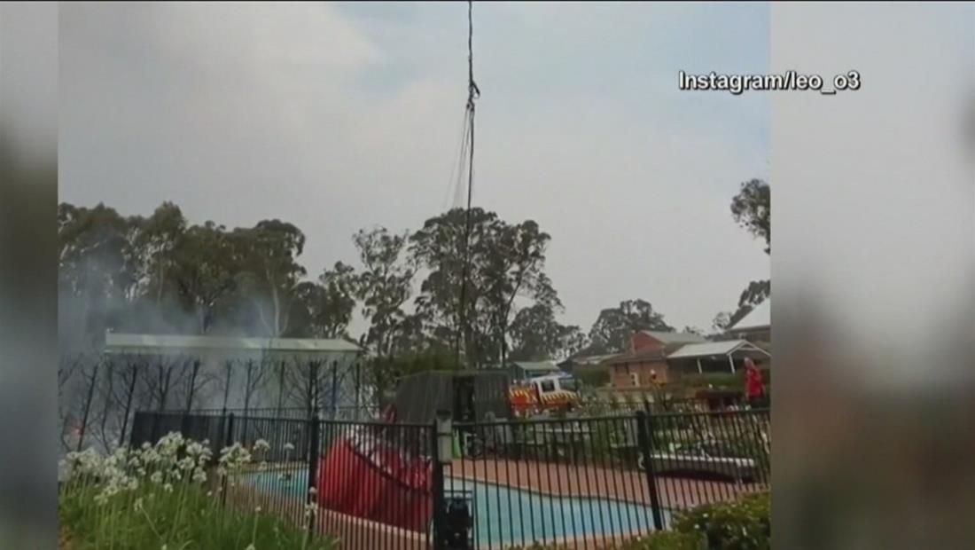 Bomberos sacan agua de una piscina para combatir incendios en Australia Bomberos sacan agua de una piscina para combatir incendios en Australia
