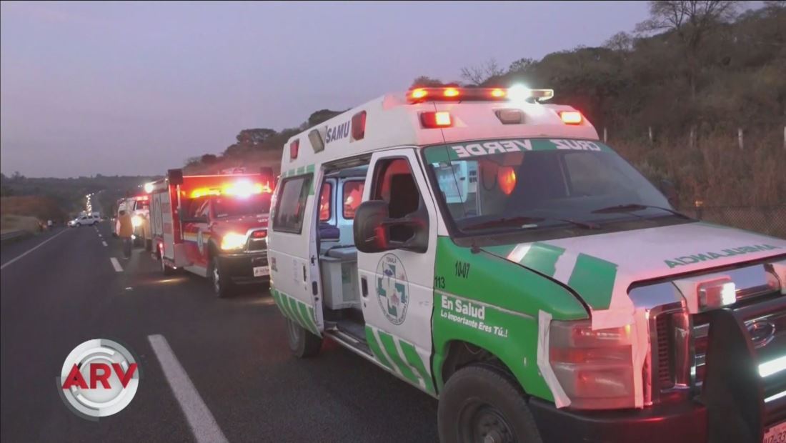 Camioneta se estrella contra camión de carga causando la muerte de 14 personas Camioneta se estrella contra camión de carga causando la muerte de 14 personas