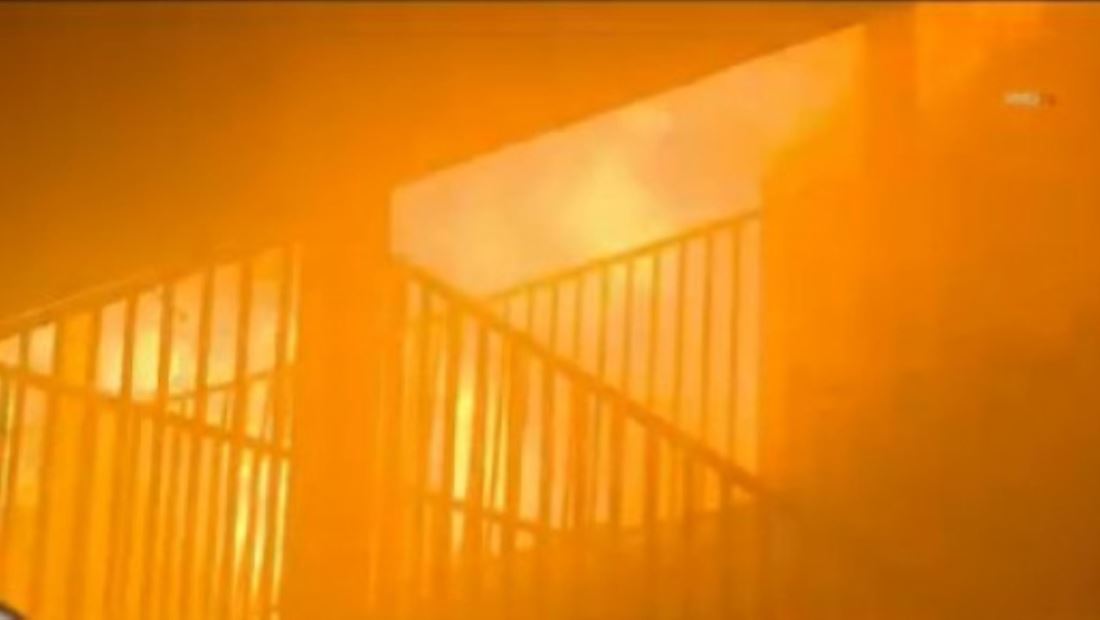 Árbol de Navidad provoca incendio en apartamento de California Árbol de Navidad provoca incendio en apartamento de California