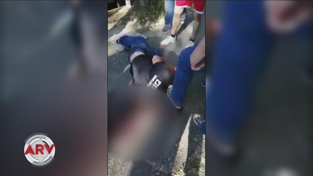 Vecinos golpean brutalmente a un ladrón y lo dejan tirado en su propia sangre Vecinos golpean brutalmente a un ladrón y lo dejan tirado en su propia sangre