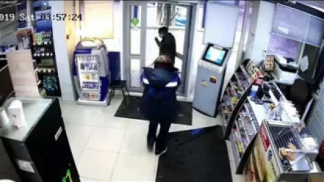 En video: Empleada ahuyenta a ladrón con un trapeador En video: Empleada ahuyenta a ladrón con un trapeador