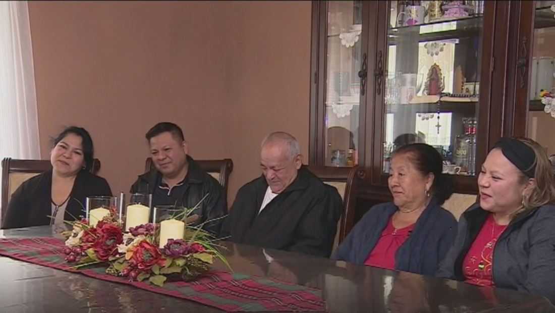 El mejor regalo de Navidad: inmigrantes mexicanos reciben a sus padres tras 20 años separados El mejor regalo de Navidad: inmigrantes mexicanos reciben a sus padres tras 20 años separados
