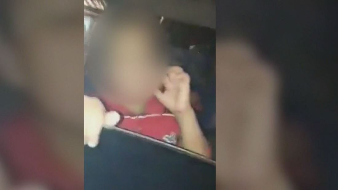 Captan a narco ofreciéndole fumar marihuana a un niño de menos de 10 años Captan a narco ofreciéndole fumar marihuana a un niño de menos de 10 años