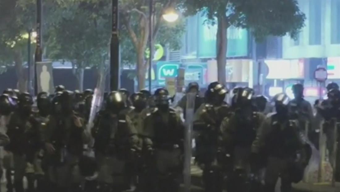 Policía lanza gases lacrimógenos a manifestantes anti-gobierno en Hong Kong Policía lanza gases lacrimógenos a manifestantes anti-gobierno en Hong Kong