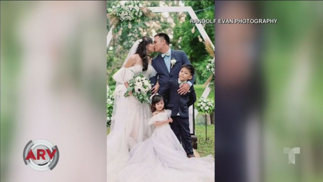 Pareja se casa tranquilamente en medio de erupción volcánica Pareja se casa tranquilamente en medio de erupción volcánica