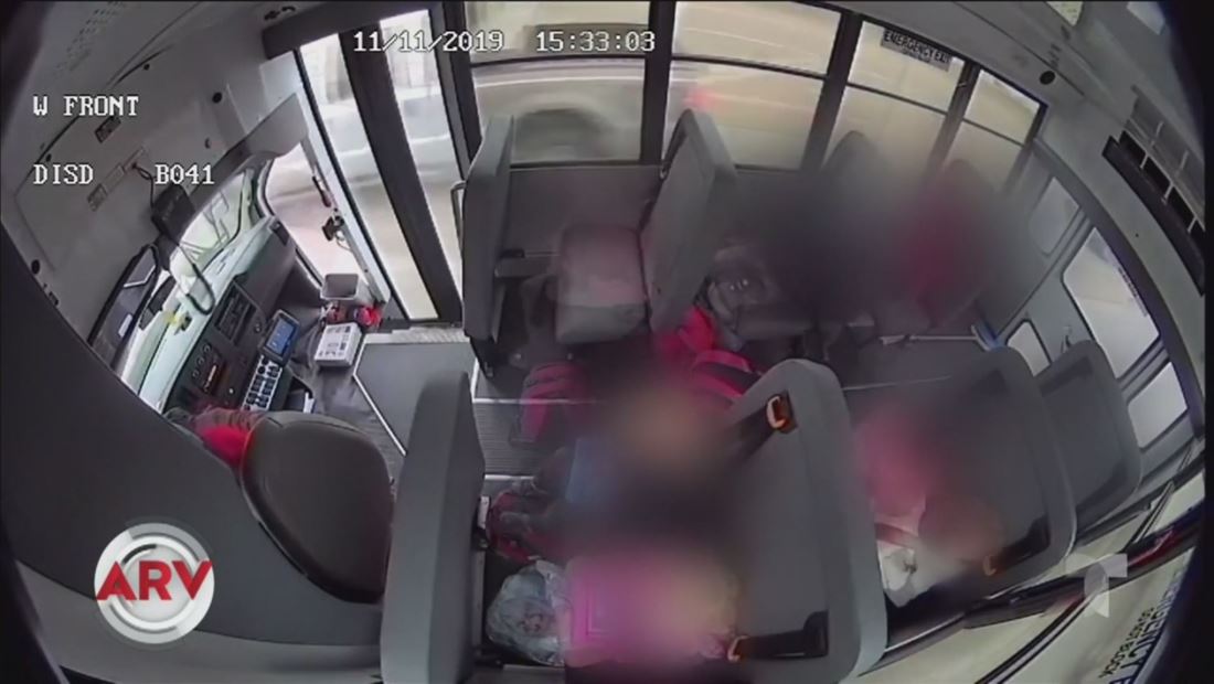 Captan la cruel agresión que vivió una niña de 5 años en autobús escolar Captan la cruel agresión que vivió una niña de 5 años en autobús escolar