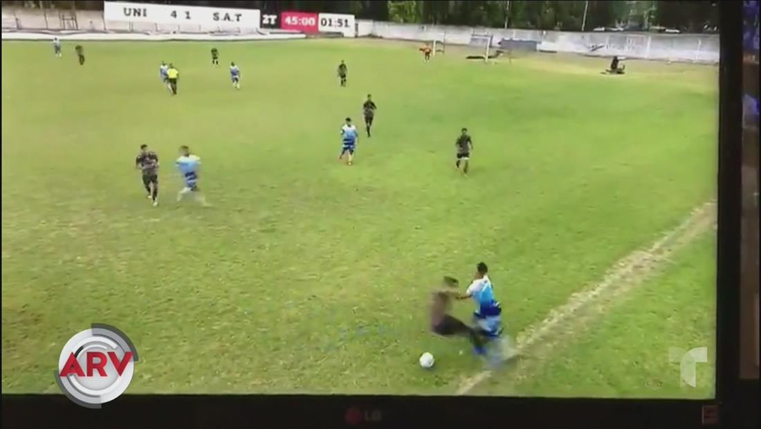 Futbolistas se enfrentan a puños y patadas en pleno partido en Argentina Futbolistas se enfrentan a puños y patadas en pleno partido en Argentina