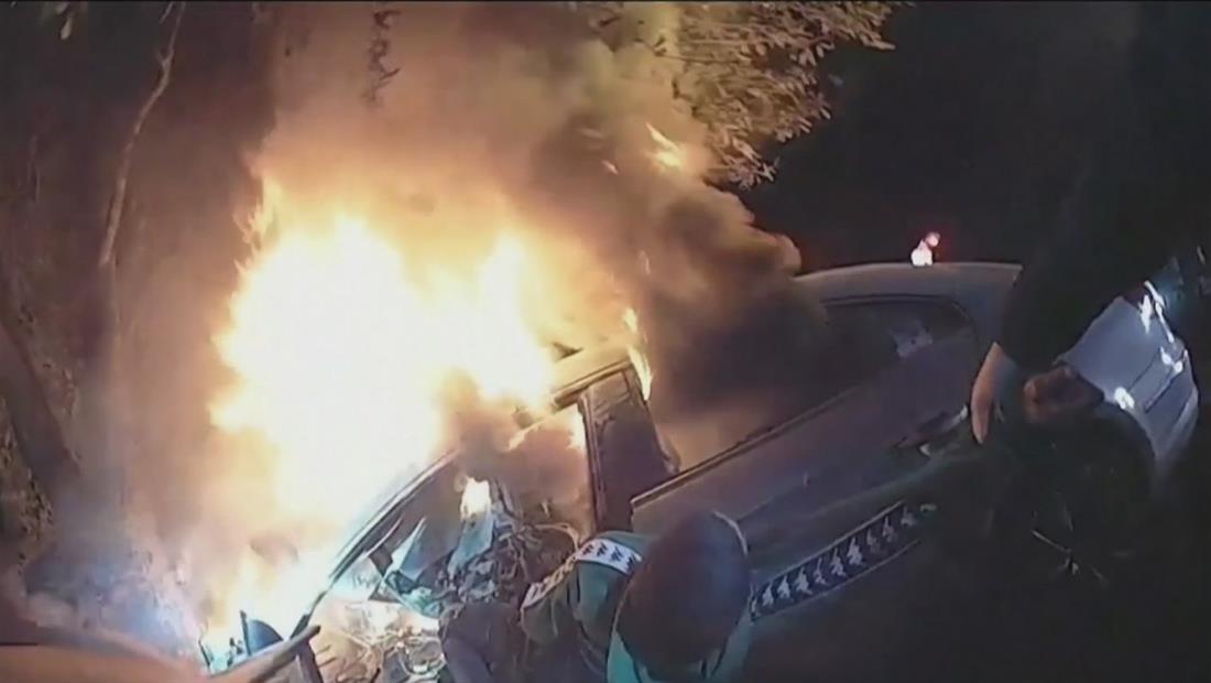 Captan el impresionante rescate de un hombre atrapado en un auto entre llamas Captan el impresionante rescate de un hombre atrapado en un auto entre llamas