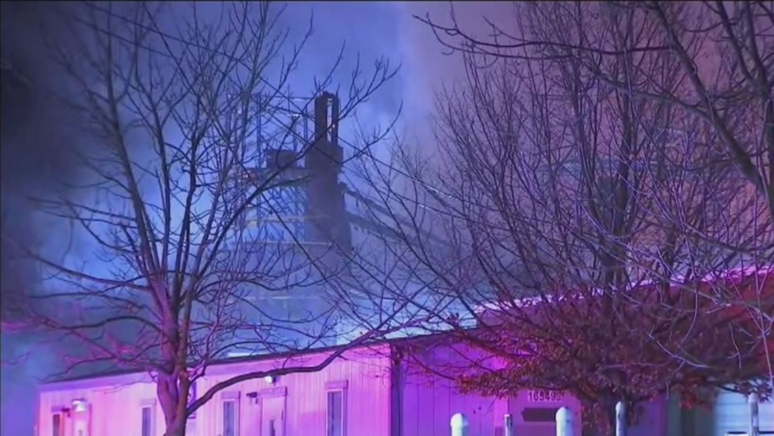 Suspenden servicios de una línea de metro tras enorme incendio que consumió a cinco edificios en un barrio de Nueva Jersey Suspenden servicios de una línea de metro tras enorme incendio que consumió a cinco edificios en un barrio de Nueva Jersey