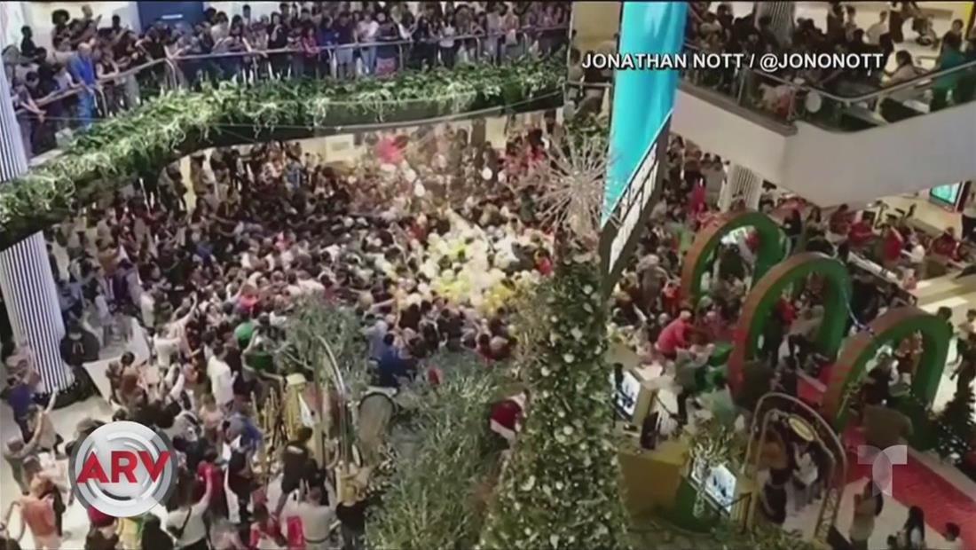Entrega de certificados de regalo provoca avalancha humana en Australia Entrega de certificados de regalo provoca avalancha humana en Australia