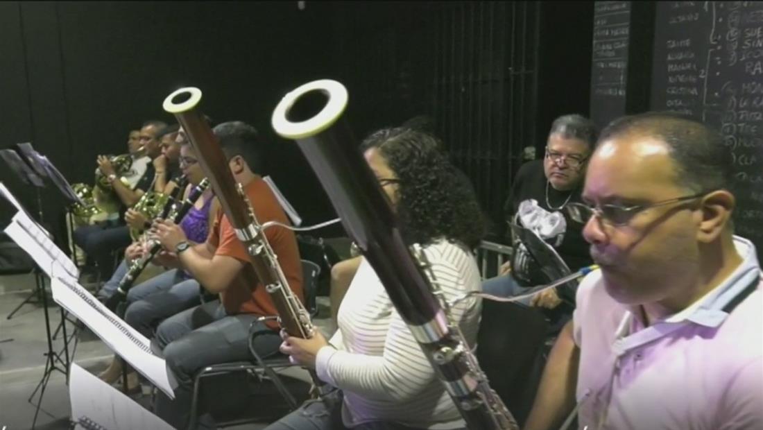 Más de 100 músicos venezolanos exiliados en Perú han formado la 'orquesta del migrante' Más de 100 músicos venezolanos exiliados en Perú han formado la 'orquesta del migrante'