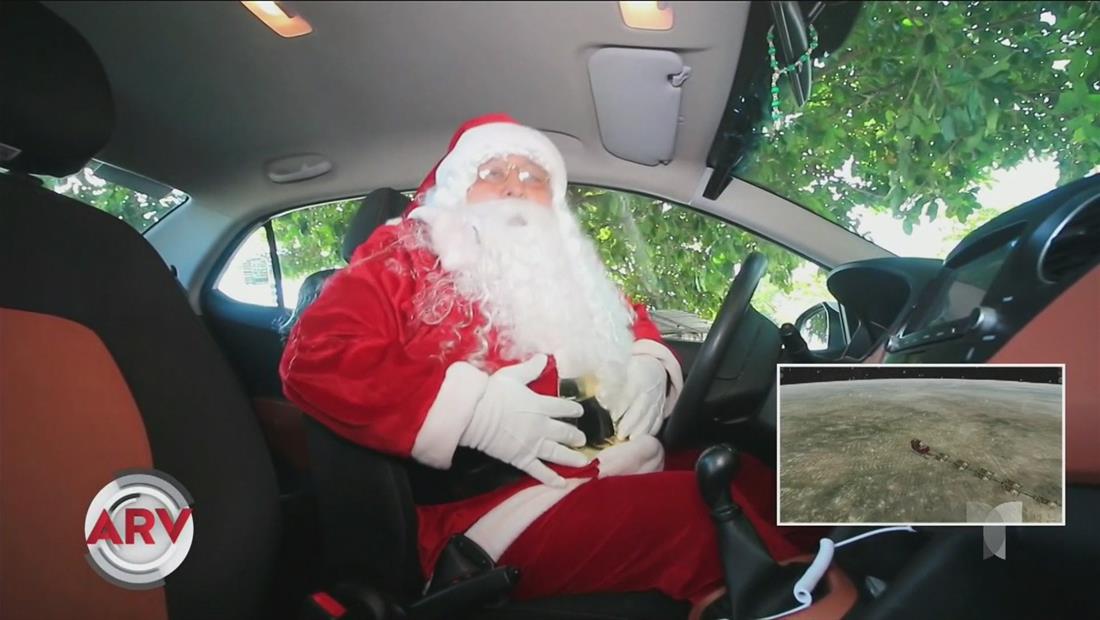 Santa Claus convierte su trineo en un taxi para la repartición de regalos Santa Claus convierte su trineo en un taxi para la repartición de regalos