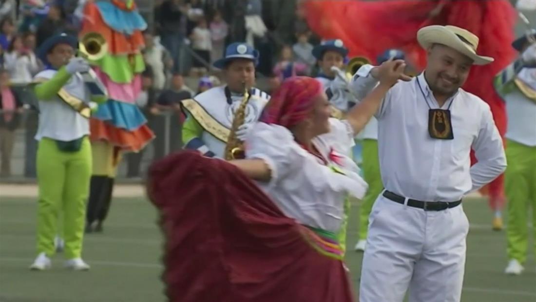 Salvadoreños aprovechan el tradicional Desfile de las Rosas para un reencuentro familiar Salvadoreños aprovechan el tradicional Desfile de las Rosas para un reencuentro familiar
