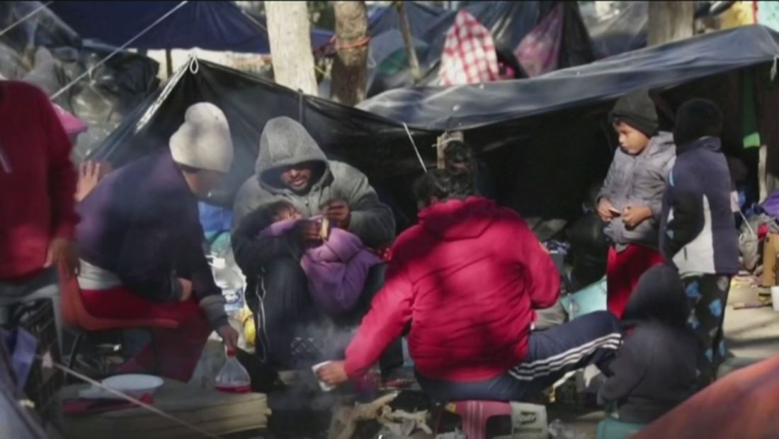 Bajo temperaturas congelantes: niños inmigrantes prefieren permanecer en la frontera y esperar por su asilo político Bajo temperaturas congelantes: niños inmigrantes prefieren permanecer en la frontera y esperar por su asilo político