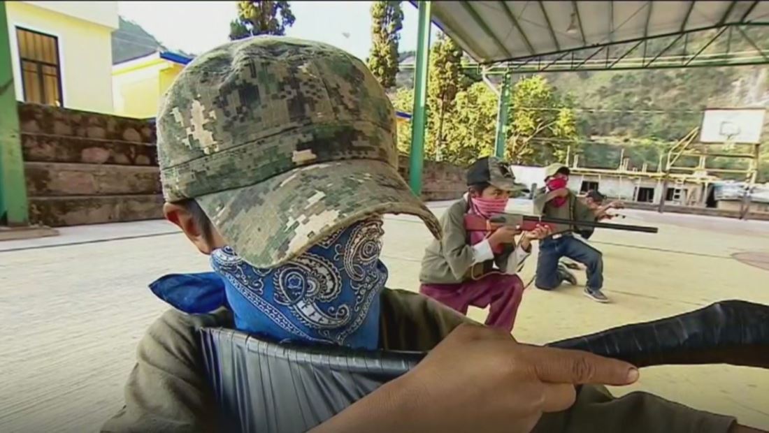 "Nos preparamos para defender la familia". Niños de Guerrero se entrenan con armas pero no buscan convertirse en sicarios "Nos preparamos para defender la familia". Niños de Guerrero se entrenan con armas pero no buscan convertirse en sicarios