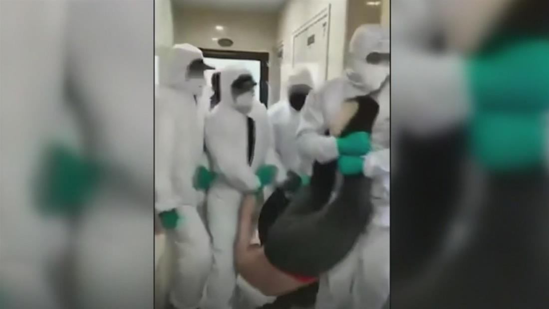 Imágenes muestran cómo autoridades en Wuhan se llevan por la fuerza a posibles contagiados por coronavirus Imágenes muestran cómo autoridades en Wuhan se llevan por la fuerza a posibles contagiados por coronavirus