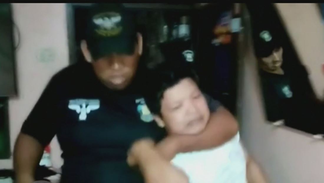 Golpeó a su esposa y tuvo que salir huyendo como gato techero Golpeó a su esposa y tuvo que salir huyendo como gato techero