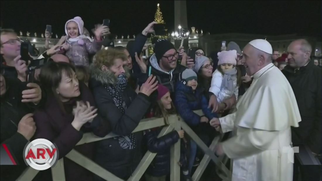 El Papa Francisco reprendió una mujer que casi lo tira al suelo 64 El Papa Francisco reprendió una mujer que casi lo tira al suelo 64