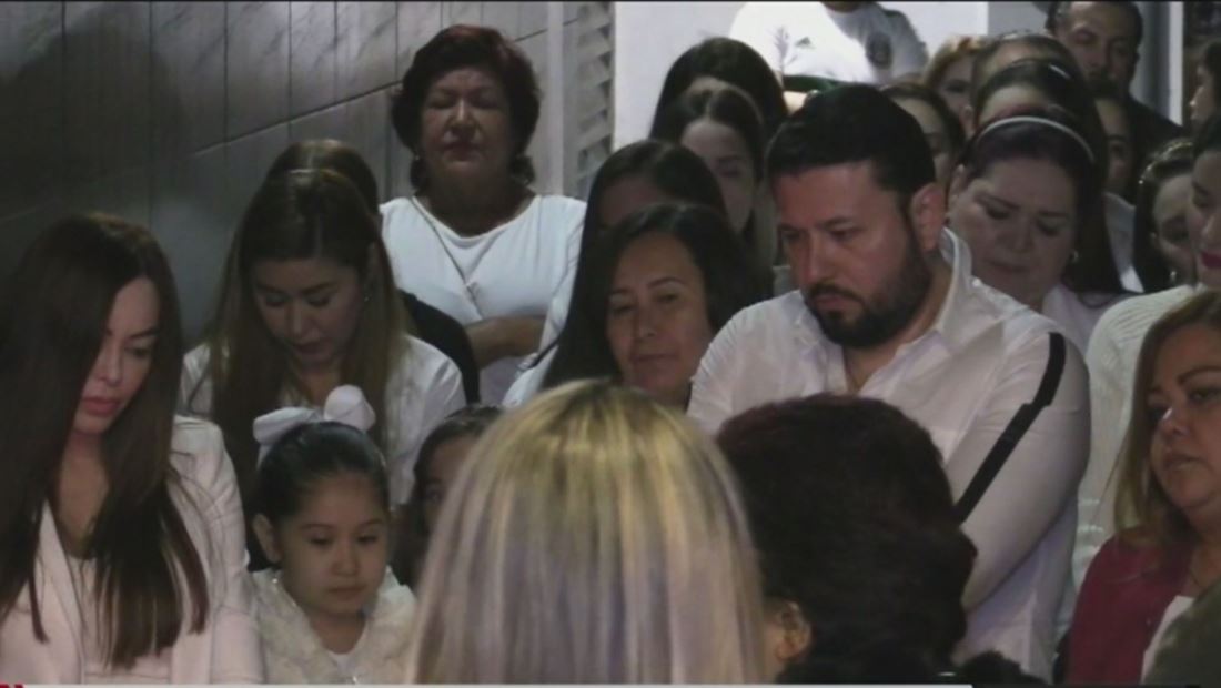 Famosos al Rojo Vivo: Acompañan a Roberto Tapia a rezar por su madre y logran lo inimaginable Famosos al Rojo Vivo: Acompañan a Roberto Tapia a rezar por su madre y logran lo inimaginable