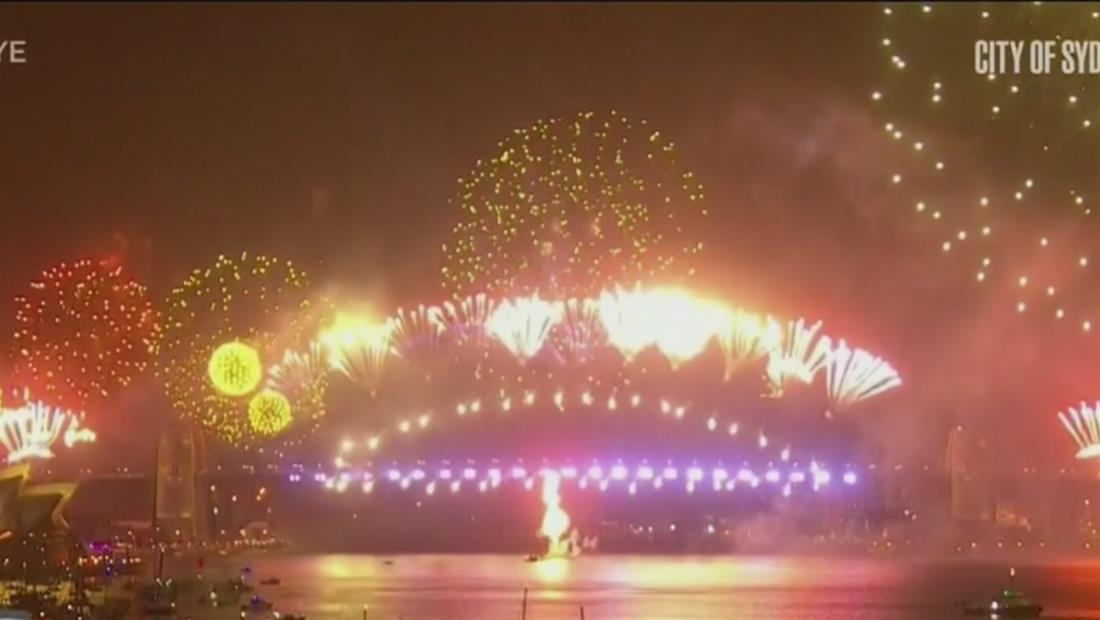 Lanzan más de 100 cohetes para celebrar el año nuevo en Sídney Lanzan más de 100 cohetes para celebrar el año nuevo en Sídney