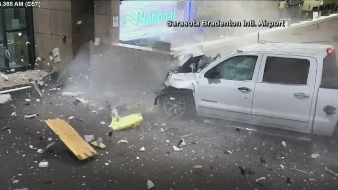 En video: Camioneta se estrelló contra el mostrador de un aeropuerto en Florida En video: Camioneta se estrelló contra el mostrador de un aeropuerto en Florida