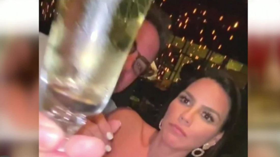 Carlos Ponce sorprende a Karina Banda con un anillo y con la ayuda de una copa Carlos Ponce sorprende a Karina Banda con un anillo y con la ayuda de una copa