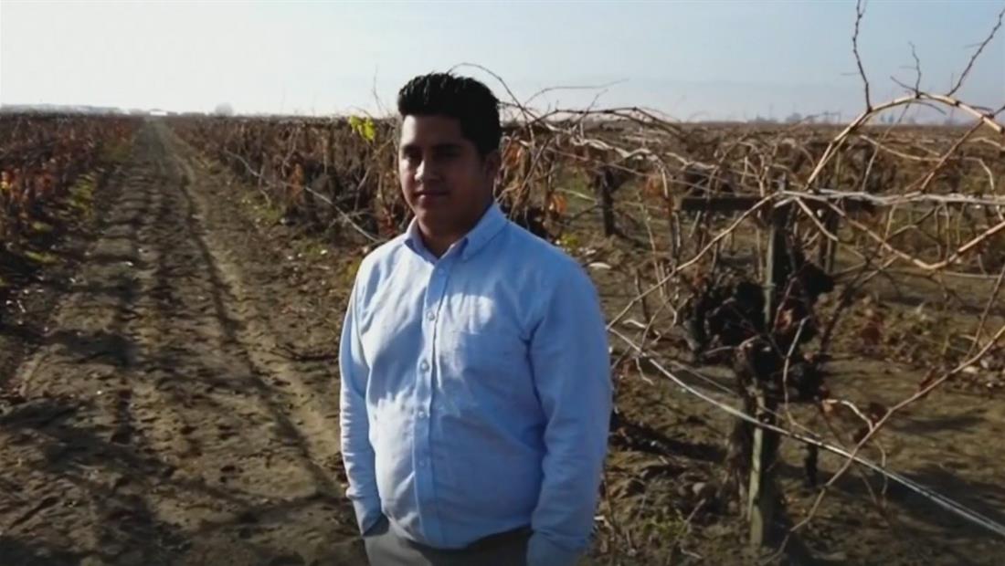 Trabaja en el campo, es universitario y DJ por las noches, la historia de superación de un joven migrante Trabaja en el campo, es universitario y DJ por las noches, la historia de superación de un joven migrante