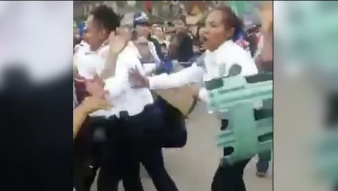 Video muestra batalla campal entre policías y vendedores en México Video muestra batalla campal entre policías y vendedores en México