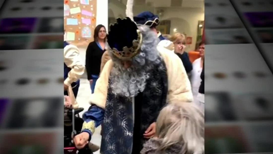 Alejandro Sanz se disfraza de Rey Mago para repartir alegría a niños y ancianos Alejandro Sanz se disfraza de Rey Mago para repartir alegría a niños y ancianos