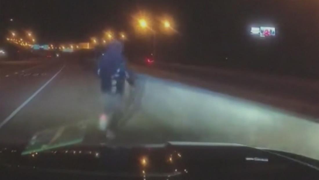 Un hombre salta de un puente para esquivar a la policía Un hombre salta de un puente para esquivar a la policía