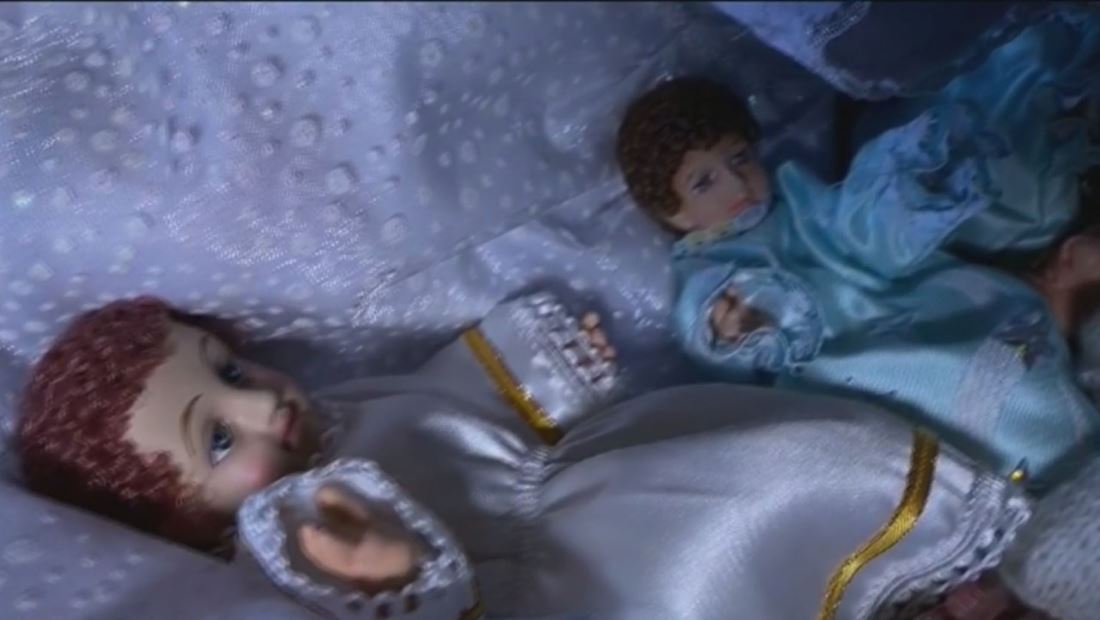 Familias celebran el Día de Reyes cambiándole la ropa al niño Jesús Familias celebran el Día de Reyes cambiándole la ropa al niño Jesús