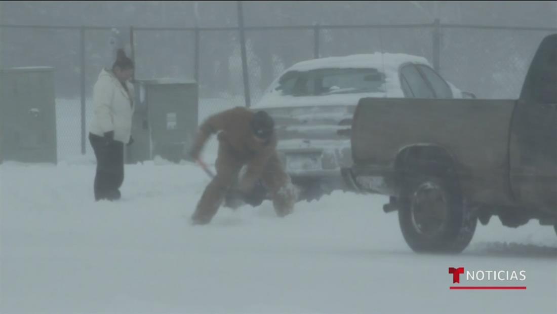 Desastres en autopistas y cortes de electricidad por las fuertes nevadas a través del país Desastres en autopistas y cortes de electricidad por las fuertes nevadas a través del país