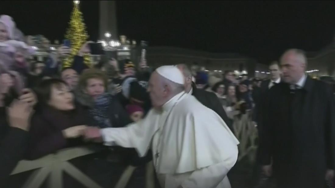 Un disgustado Papa Francisco reprende a una mujer que casi lo tira al suelo Un disgustado Papa Francisco reprende a una mujer que casi lo tira al suelo