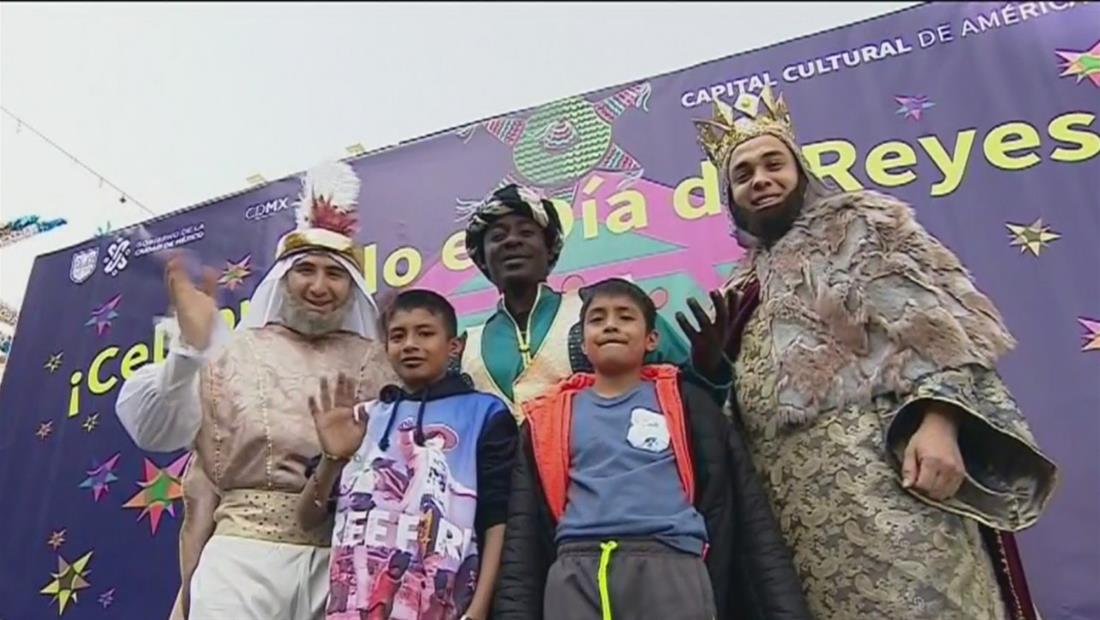 México celebra el Día de Reyes rompiendo mil piñatas México celebra el Día de Reyes rompiendo mil piñatas