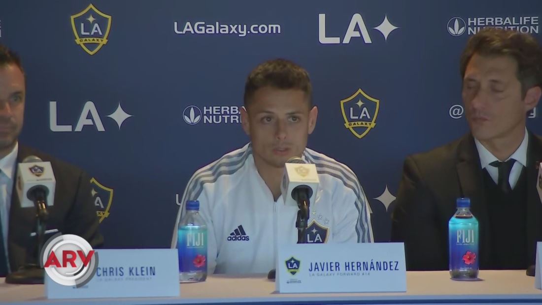Chicharito Hernández llega a Los Ángeles como nuevo jugador del LA Galaxy Chicharito Hernández llega a Los Ángeles como nuevo jugador del LA Galaxy