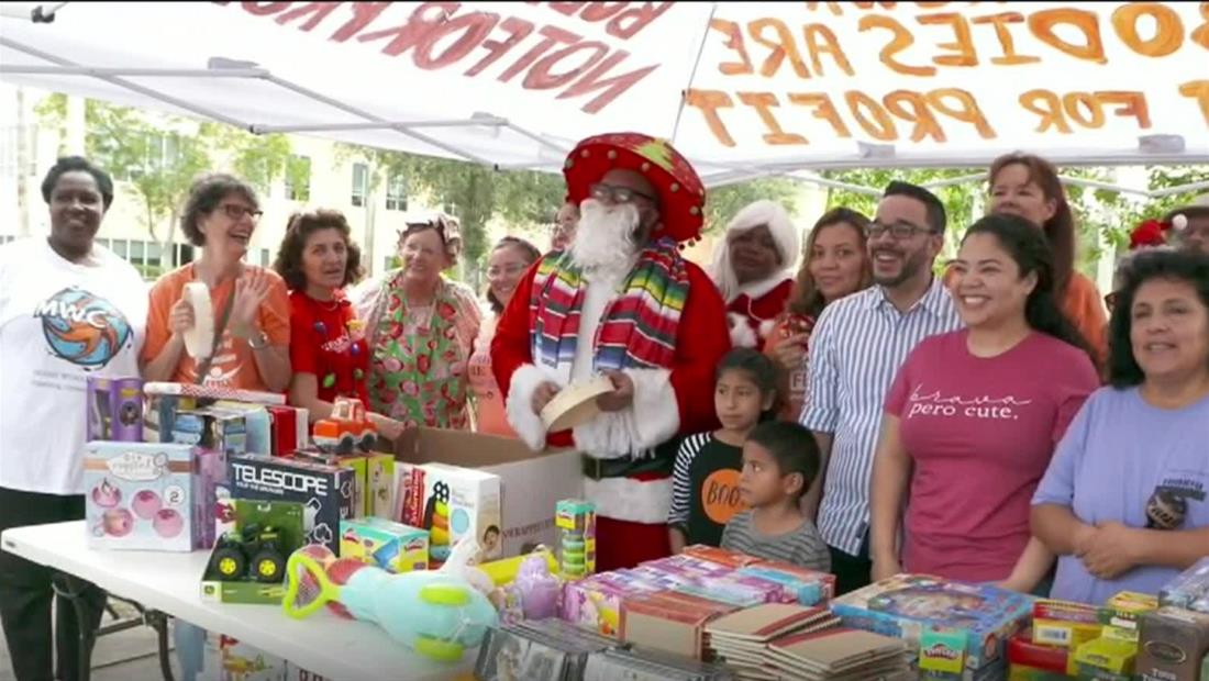 Niños inmigrantes reciben emotiva sorpresa de Navidad frente a instalaciones de ICE Niños inmigrantes reciben emotiva sorpresa de Navidad frente a instalaciones de ICE