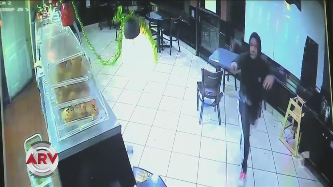 Pelea entre el empleado de una repostería y un ladrón es captada en video Pelea entre el empleado de una repostería y un ladrón es captada en video