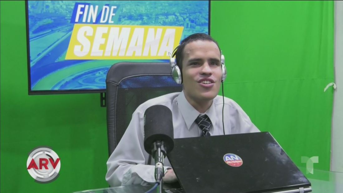 Joven ciego vence barreras y se convierte en presentador de televisión Joven ciego vence barreras y se convierte en presentador de televisión