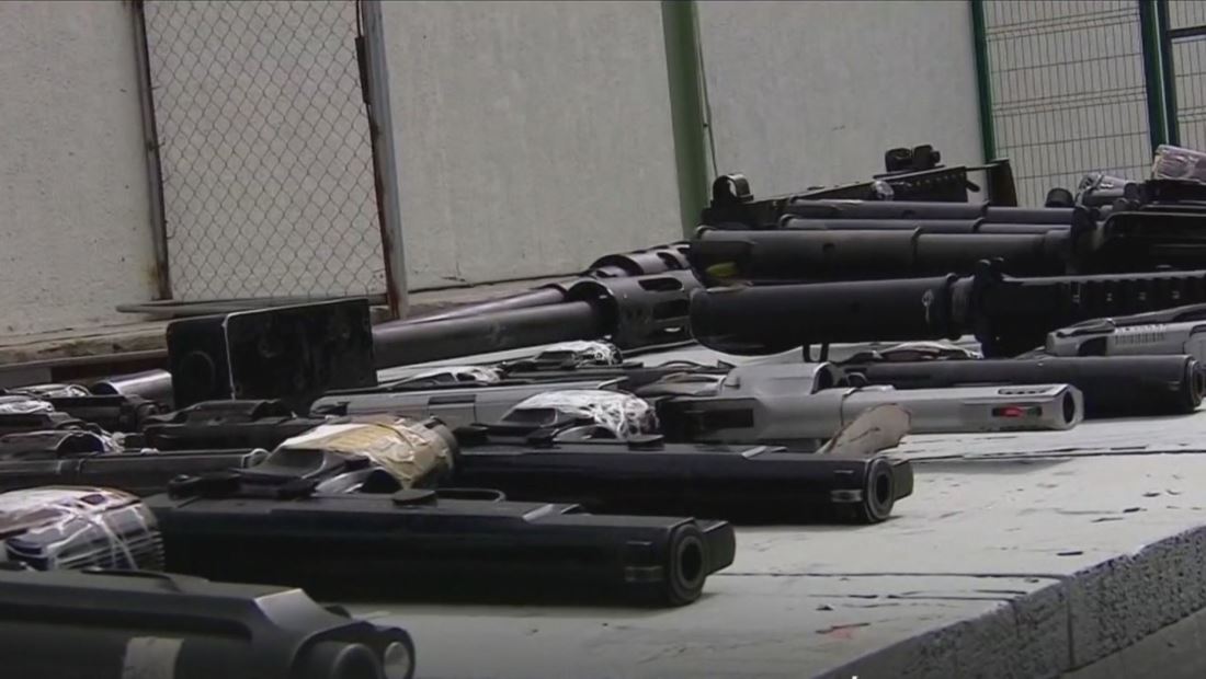 Miles de armas decomisadas a grupos criminales terminan en una bodega militar donde son destruidas Miles de armas decomisadas a grupos criminales terminan en una bodega militar donde son destruidas
