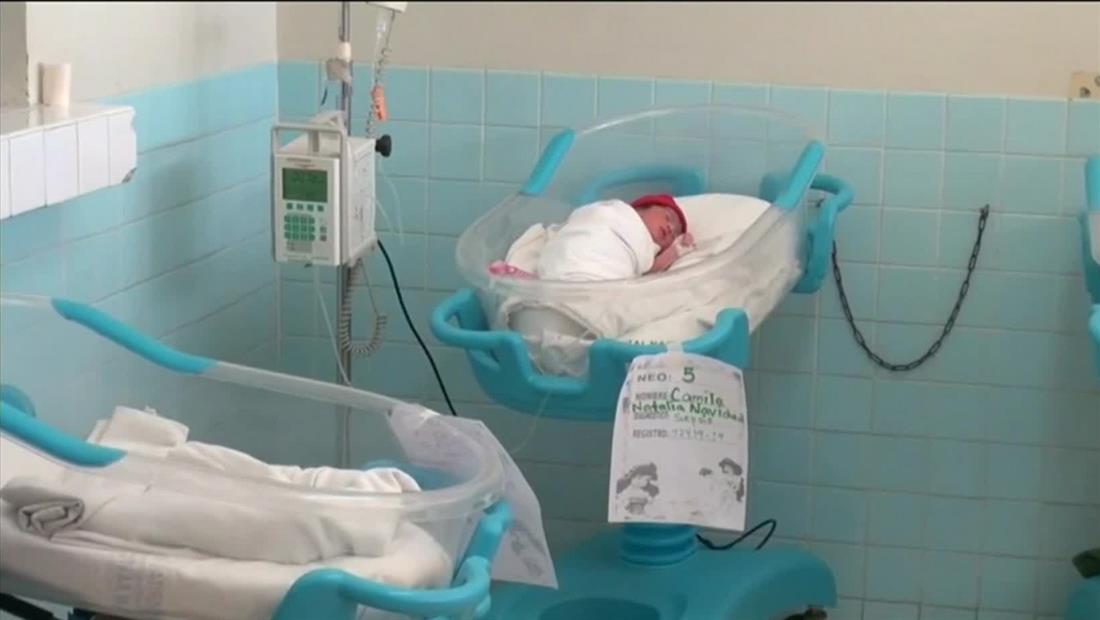 Encuentran a bebé recién nacida abandonada dentro de una caja en víspera de Navidad Encuentran a bebé recién nacida abandonada dentro de una caja en víspera de Navidad