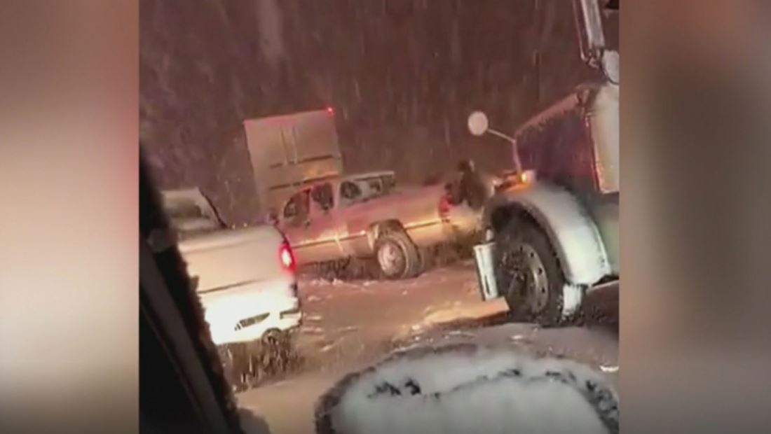 Caos en California: Tormenta invernal provoca el cierre de autopistas Caos en California: Tormenta invernal provoca el cierre de autopistas