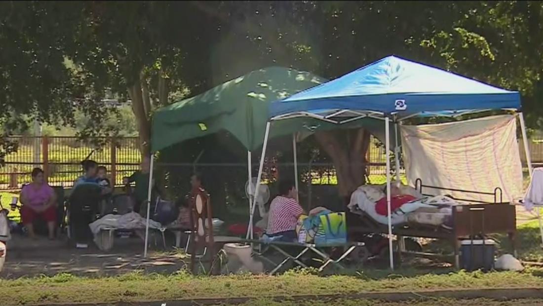 Cientos de puertorriqueños duermen en las calles por miedo a nuevos temblores Cientos de puertorriqueños duermen en las calles por miedo a nuevos temblores